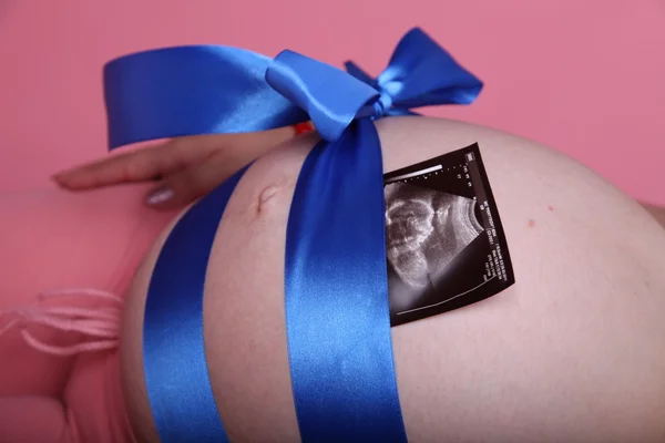 Embarazada mujer manos celebración ultrasonido foto bebé —  Fotos de Stock
