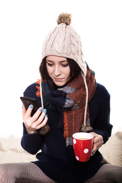 Mujer joven en la cafetería bebiendo café y hablando o sms en el teléfono móvil —  Fotos de Stock