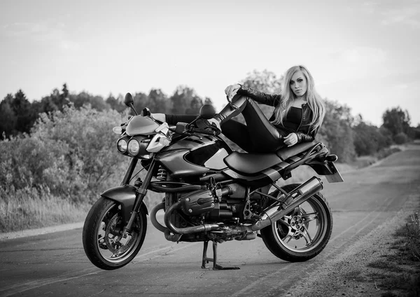 Hermosa mujer en la motocicleta. blanco y negro — Foto de Stock