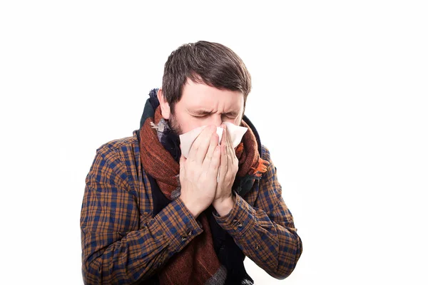 病人和病人的年轻人在床上抱着组织清洗温度感觉坏流感和流感的卫生保健概念冬季流行性感冒病毒感染着鼻涕的鼻子 免版税图库照片