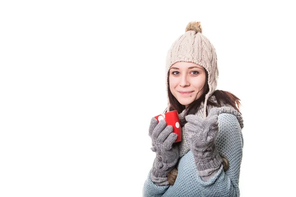 Schöne junge Frau hält eine Tasse Tee und zeigt Daumen nach oben — Stockfoto