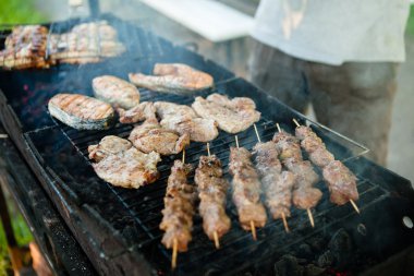 Barbekü Izgara alev üzerinde ızgara karışık et. Daha benim ortak küme görebilirsiniz.