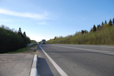 Bisiklet ve karayolu üzerinde ağır kamyon