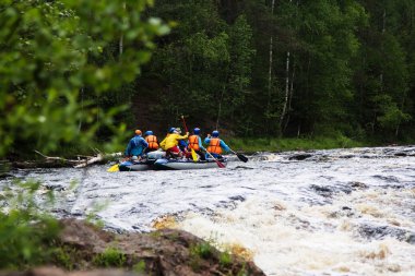 Sporcuların grup dağ Nehri üzerinde bir şişme katamaran üzerinde yüzen