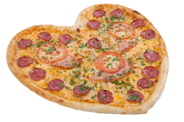 Pizza in Herzform mit Tomaten, Schinken und Salamispri — Stockfoto