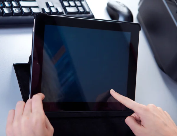 Mulher de negócios no local de trabalho está trabalhando em um tablet — Fotografia de Stock
