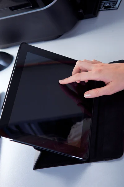 Donna d'affari sul posto di lavoro sta lavorando su un tablet — Foto Stock