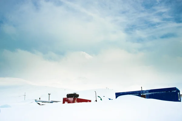 Зимовий пейзаж у горах з блакитним небом у хмарах — стокове фото