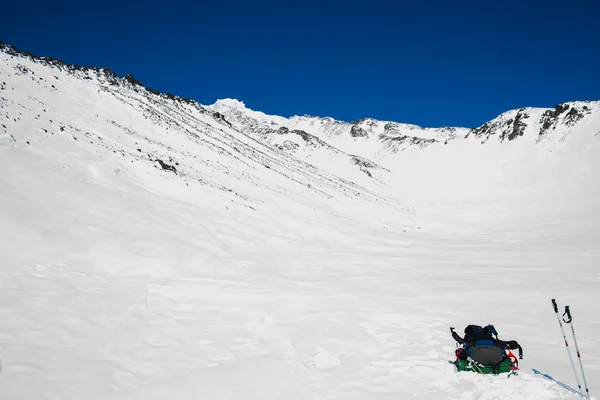 Paysage hivernal dans les montagnes avec ciel bleu dans les nuages — Photo