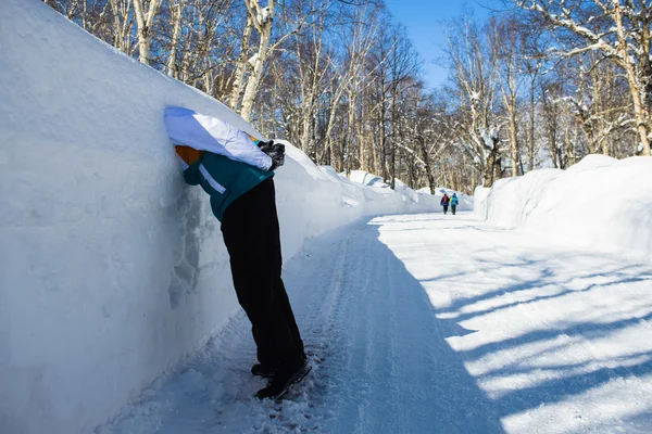 Homme plongé sa tête dans la neige pour le plaisir — Photo