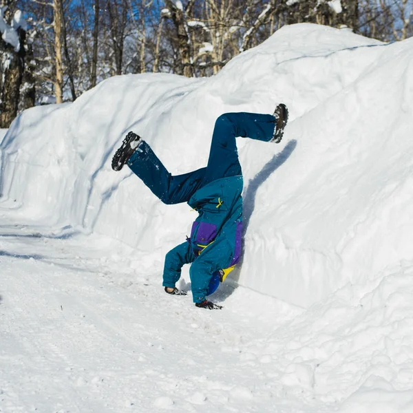 Mann tauchte seinen Kopf aus Spaß in den Schnee — Stockfoto