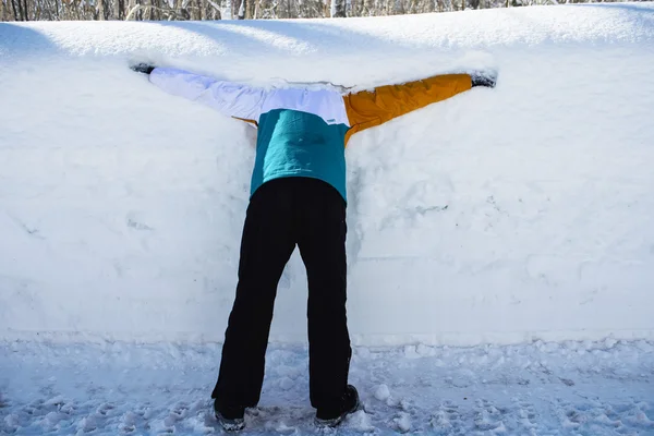 Homem mergulhou a cabeça na neve para se divertir — Fotografia de Stock