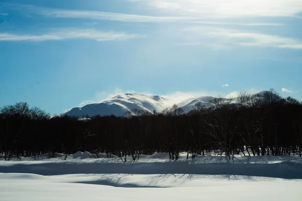 Zimowy krajobraz w górach z niebieski niebo w chmurach — Zdjęcie stockowe