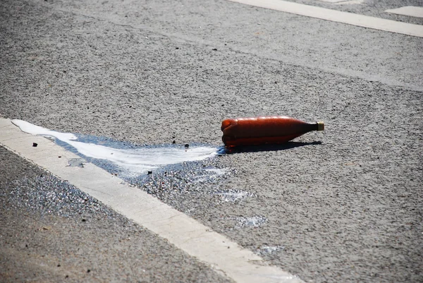 Bouteille explosive d'eau gazeuse roulant sur la route — Photo