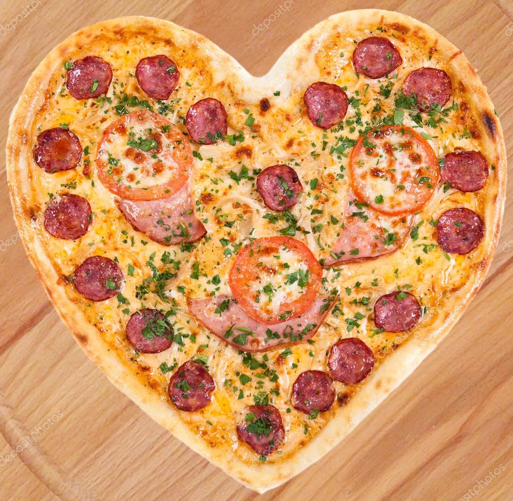 FleischPizza mit Schinken, Salami, Tomaten und Käse, garniert mit