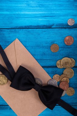 Deniz tema mavi arka plan. Kravat yay ve posta zarf para