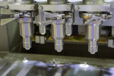 Dondurma imalatı. çalışma konveyör