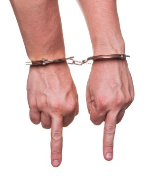 Beyaz arka plan üzerinde izole jest gösterilen polis kelepçeli erkek el