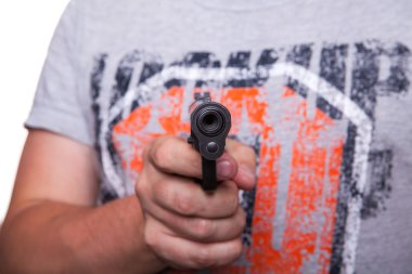 Beyaz bir arka plan üzerinde izole bir silahla kelepçeli erkek el soyguncu