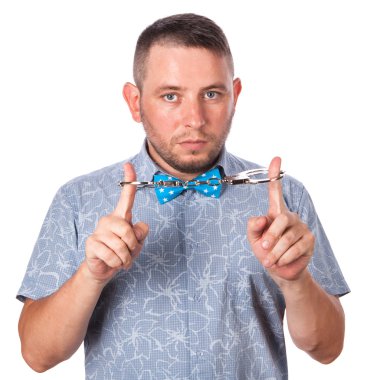 Çekici bir yetişkin adam anız jest izole beyaz arka plan üzerinde gösterir yaz gömlek ile