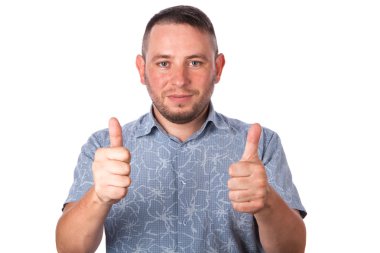 Çekici bir yetişkin adam anız jest izole beyaz arka plan üzerinde gösterir yaz gömlek ile