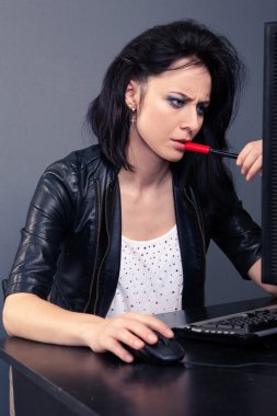 beyaz zemin üzerinde bir günlük bilgisayar ve does kayıtlarında çalışan office çalışan kız