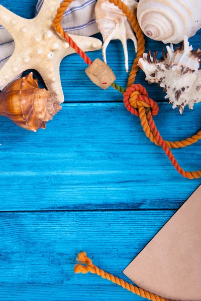 Sommerthema blauer Hintergrund mit Platz für Werbung und maritimes Thema (Muscheln, Seesterne, Seeknoten, Anker)) — Stockfoto