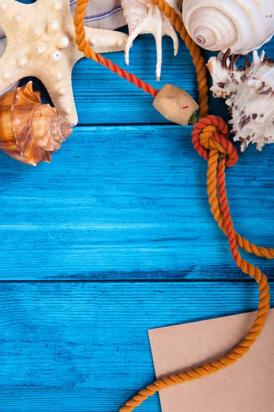 Καλοκαίρι θέμα μπλε φόντο με χώρο για διαφήμιση και θαλάσσιων θέμα (κοχύλια, αστερίες, θάλασσα κόμβους, ' Αγκυρα) — Φωτογραφία Αρχείου