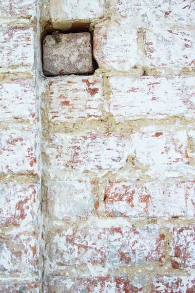 Hintergrund der alten Mauer aus rotem Ziegel mit Lehmmauerwerk — Stockfoto