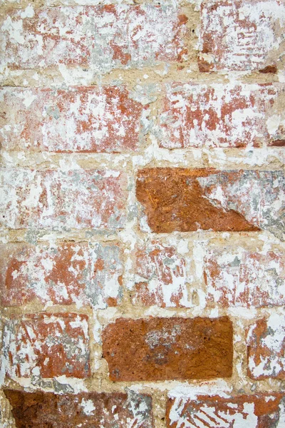 Hintergrund der alten Mauer aus rotem Ziegel mit Lehmmauerwerk — Stockfoto