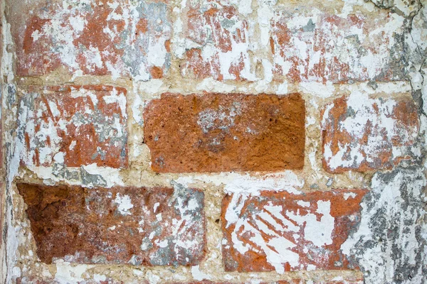 Фон старой стены из красного кирпича с поврежденной глиняной кладкой — стоковое фото