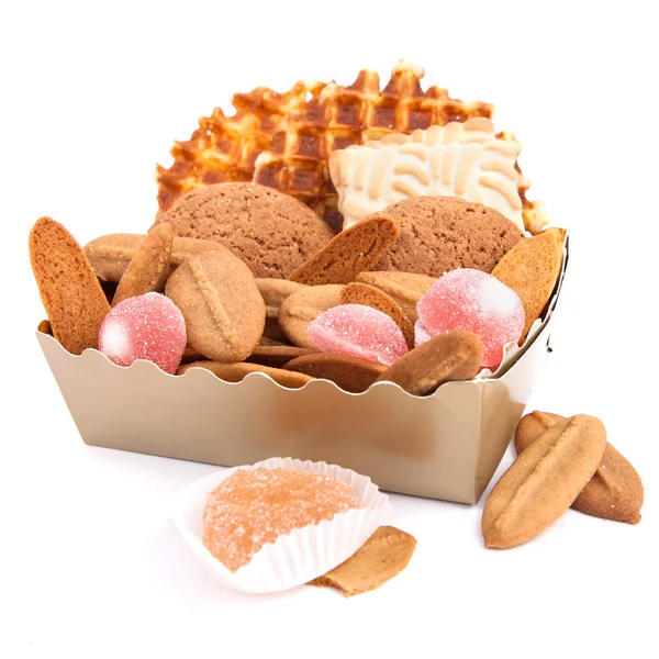 Caja de regalo con galletas y caramelos de frutas aislados sobre fondo blanco — Foto de Stock