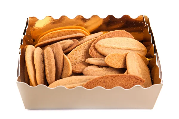 Caja de regalo con galletas y caramelos de frutas aislados sobre fondo blanco — Foto de Stock