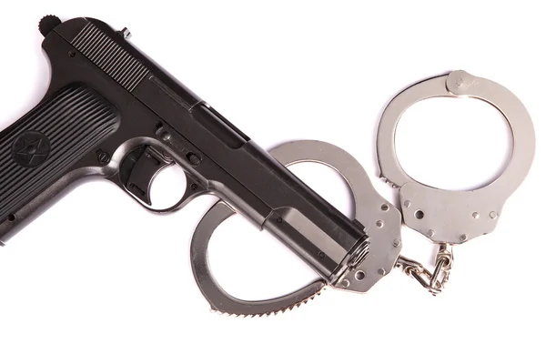 Beyaz bir arka plan üzerinde izole silahlı polis kelepçe