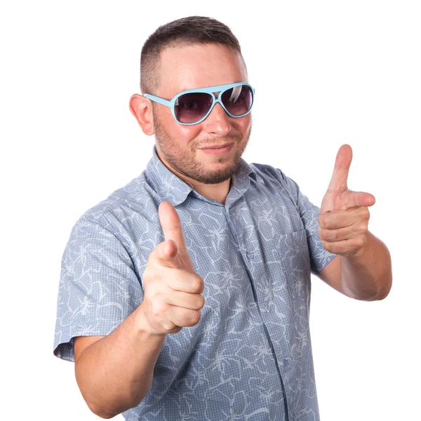 Homem adulto atraente com restolho na camisa de verão que mostra gesto em um fundo branco isolado — Fotografia de Stock