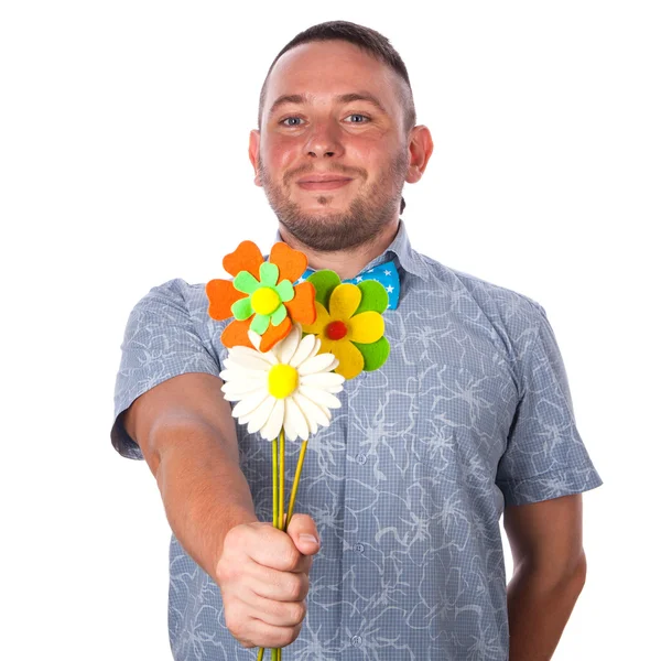 Atractivo hombre adulto con rastrojo en una pajarita en camisa de verano sosteniendo un ramo de flores sobre un fondo blanco aislado — Foto de Stock