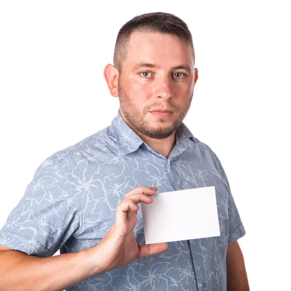 Attrayant homme adulte avec du chaume en chemise d'été dans ses mains tenant une feuille blanche avec de l'espace pour la publicité texte sur un fond blanc isolé — Photo