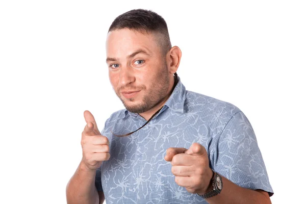 Homem adulto atraente com restolho na camisa de verão que mostra gesto em um fundo branco isolado — Fotografia de Stock