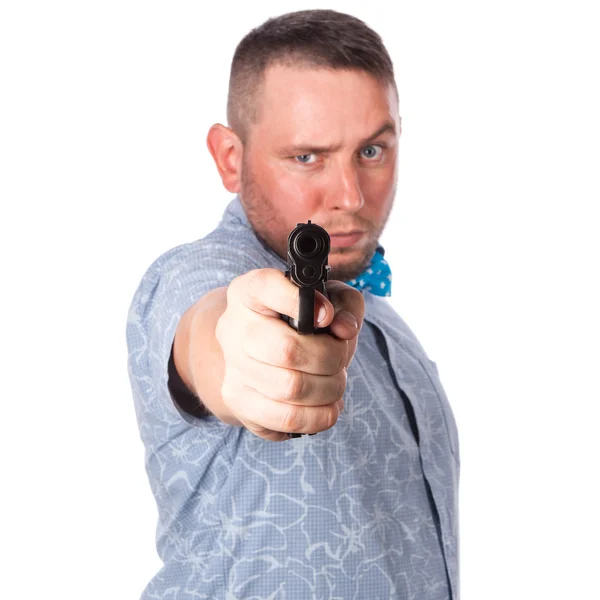 Ernster erwachsener Mann mit Bart in blauer Fliege im Sommerhemd mit einer Schusswaffe in den Händen auf einem isolierten weißen Hintergrund — Stockfoto