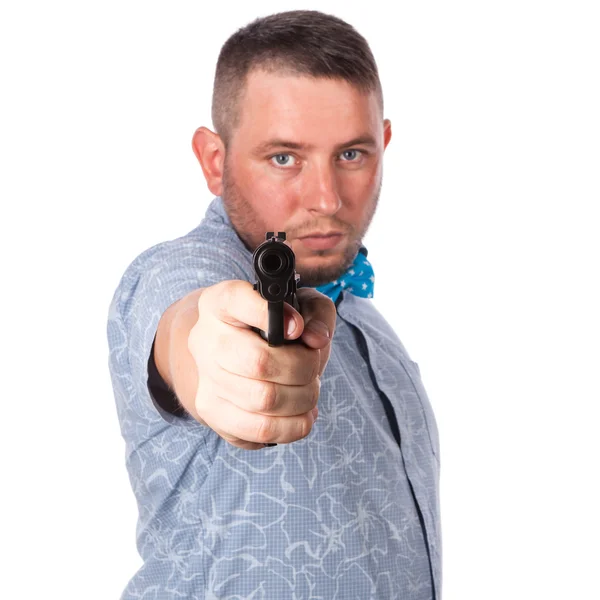 Homme adulte sérieux avec une barbe dans un nœud papillon bleu en chemise d'été avec une arme à feu dans les mains des mains sur un fond blanc isolé — Photo