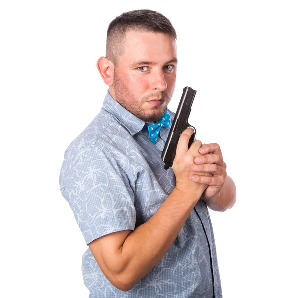 Vážné dospělého muže s bradkou v modrý motýlek v letní košile se zbraní v rukou do rukou na izolované bílém pozadí — Stock fotografie