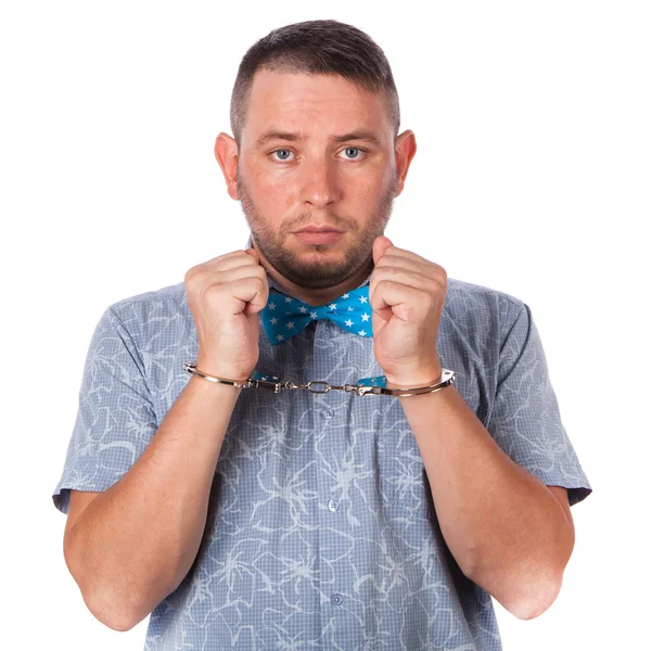 Homme adulte avec barbe en nœud papillon bleu en chemise d'été avec menottes de police isolées sur fond blanc — Photo