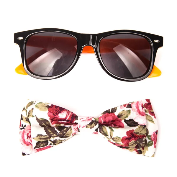 Pajarita de colores de flores y gafas de sol de moda aisladas sobre fondo blanco — Foto de Stock