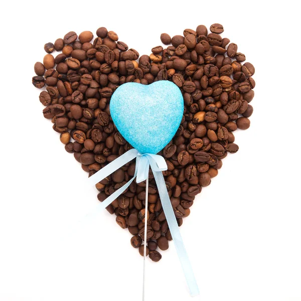 Toy blue heart lie on the circle of roasted coffee beans laid out in the form of heart isolated on white background — Stock Photo, Image