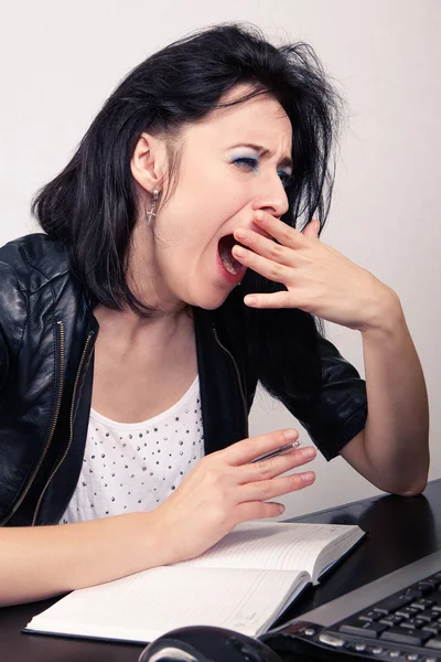 Ufficio ragazza che lavora su un computer e fa record in un diario su uno sfondo bianco — Foto Stock