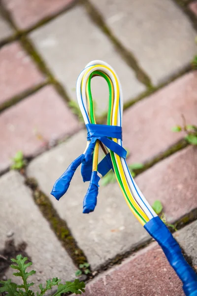 220 volt draden met elektrische tape — Stockfoto