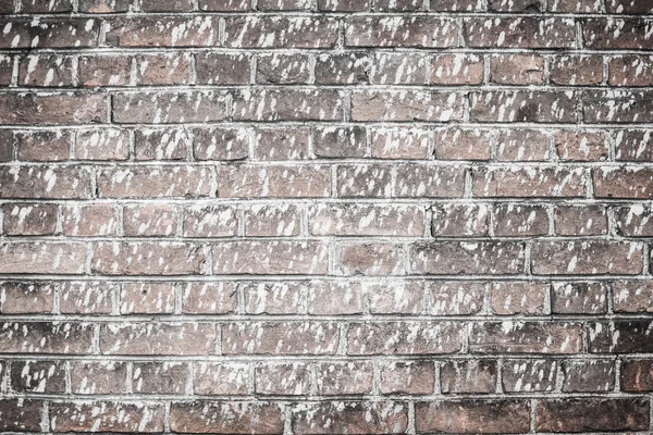 Hintergrund Textur. die Wand des alten roten Ziegels mit weißer Farbe bespritzt — Stockfoto