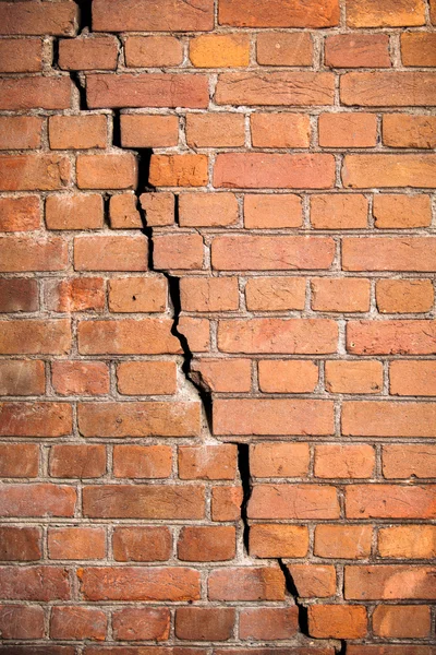 Hintergrund Textur. die Wand des alten roten Ziegels mit einem Riss quer durch die Wand — Stockfoto