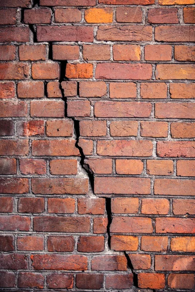 Hintergrund Textur. die Wand des alten roten Ziegels mit einem Riss quer durch die Wand — Stockfoto