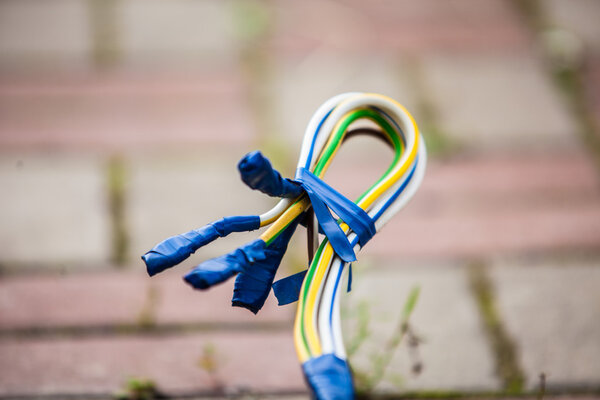 Трехфазные электрические провода с электрической лентой с напряжением 360
